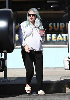 Hilary Duff feet photo thumbnail