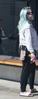 Hilary Duff feet photo thumbnail