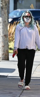Hilary Duff feet photo thumbnail