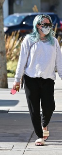 Hilary Duff feet photo thumbnail