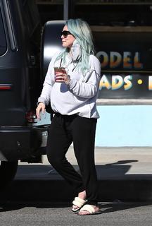 Hilary Duff feet photo thumbnail