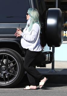 Hilary Duff feet photo thumbnail