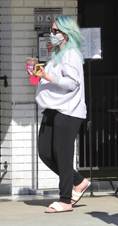 Hilary Duff feet photo thumbnail