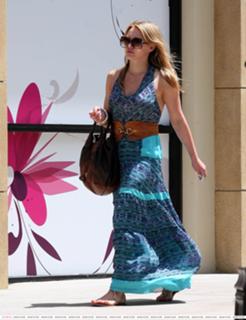 Hilary Duff feet photo thumbnail