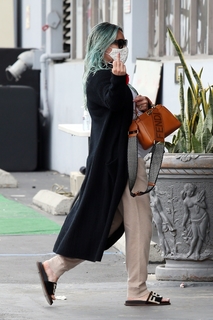 Hilary Duff feet photo thumbnail