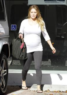 Hilary Duff feet photo thumbnail