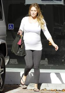 Hilary Duff feet photo thumbnail