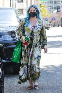 Hilary Duff feet photo thumbnail