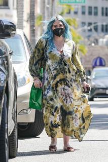 Hilary Duff feet photo thumbnail