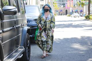 Hilary Duff feet photo thumbnail