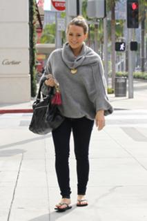 Hilary Duff feet photo thumbnail