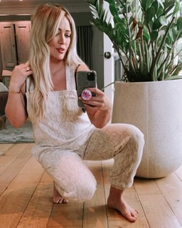 Hilary Duff feet photo thumbnail