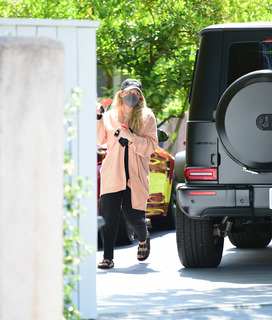 Hilary Duff feet photo thumbnail