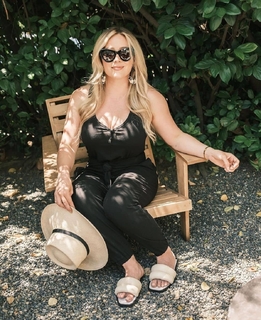 Hilary Duff feet photo thumbnail