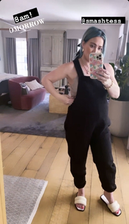 Hilary Duff feet photo thumbnail