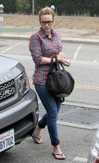 Hilary Duff feet photo thumbnail