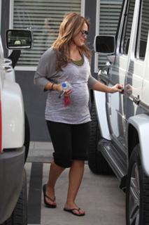 Hilary Duff feet photo thumbnail