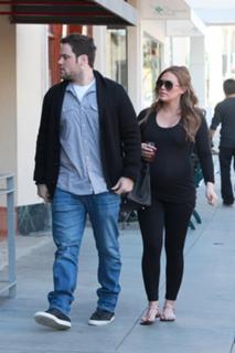 Hilary Duff feet photo thumbnail