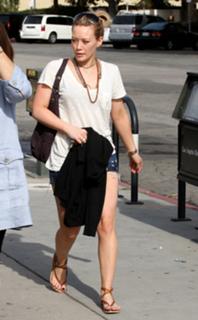 Hilary Duff feet photo thumbnail