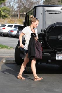 Hilary Duff feet photo thumbnail