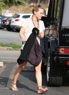 Hilary Duff feet photo thumbnail