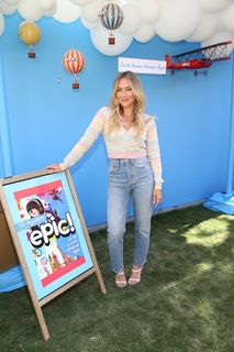 Hilary Duff feet photo thumbnail