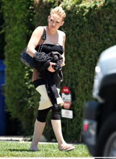 Hilary Duff feet photo thumbnail