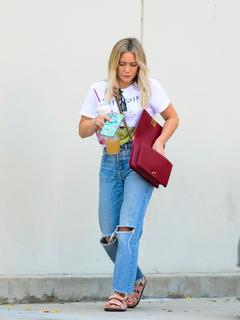Hilary Duff feet photo thumbnail