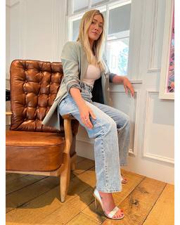 Hilary Duff feet photo thumbnail