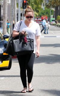 Hilary Duff feet photo thumbnail