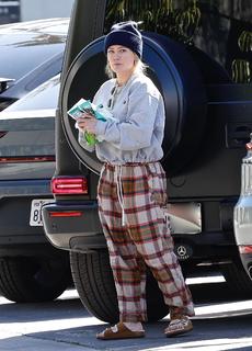 Hilary Duff feet photo thumbnail