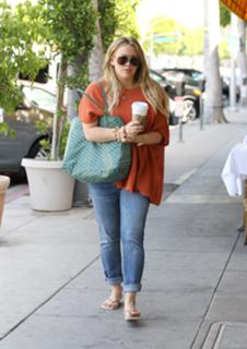 Hilary Duff feet photo thumbnail