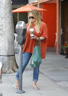 Hilary Duff feet photo thumbnail