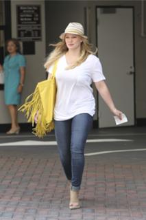 Hilary Duff feet photo thumbnail