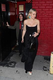 Hilary Duff feet photo thumbnail