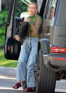 Hilary Duff feet photo thumbnail
