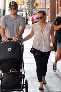 Hilary Duff feet photo thumbnail