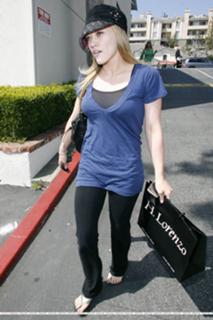 Hilary Duff feet photo thumbnail