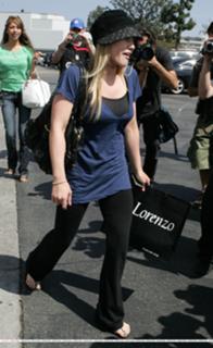 Hilary Duff feet photo thumbnail