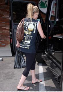 Hilary Duff feet photo thumbnail