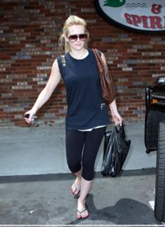 Hilary Duff feet photo thumbnail