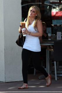 Hilary Duff feet photo thumbnail