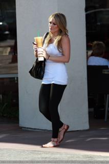 Hilary Duff feet photo thumbnail