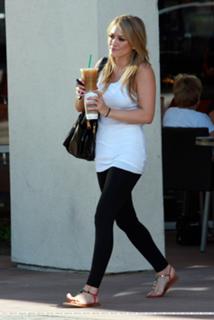 Hilary Duff feet photo thumbnail