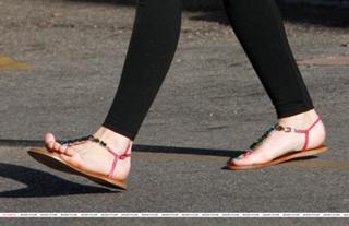 Hilary Duff feet photo thumbnail