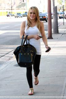 Hilary Duff feet photo thumbnail