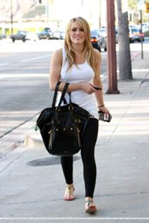 Hilary Duff feet photo thumbnail