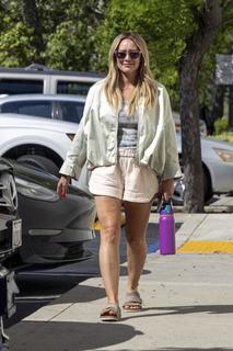 Hilary Duff feet photo thumbnail