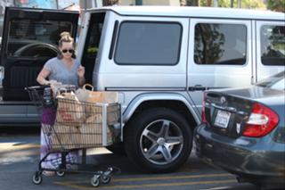 Hilary Duff feet photo thumbnail