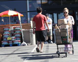 Hilary Duff feet photo thumbnail